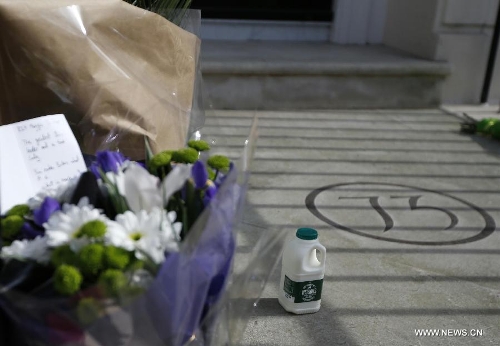 A bottle of milk to pay tributes are seen outside the residence of Baroness Thatcher in No.73 Chester Square in London, Britain, on April 8, 2013. Former British Prime Minister Margaret Thatcher died at the age of 87 after suffering a stroke, her spokesman announced Monday. (Xinhua/Wang Lili) 