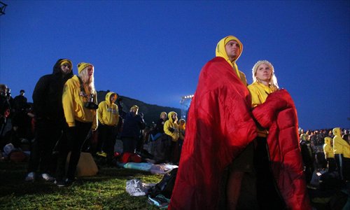 Australians and New Zealanders attend a ceremony marking the 98th anniversary of Anzac Day at Anzac Cove, in western Canakkale on Thursday. Anzac Day is observed as a day of remembrance in New Zealand and Australia, the anniversary of the ill-fated landing of the Australian and New Zealand Army Corps (ANZAC) at Gallipoli in modern-day Turkey in World War I. Photo: AFP