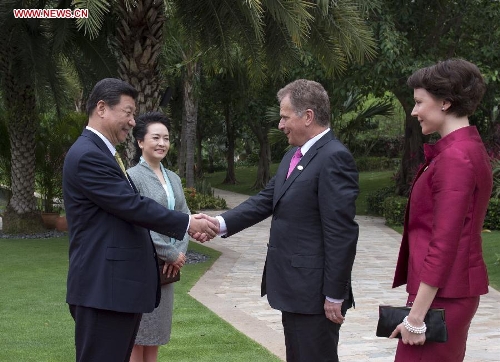 Chinese President Xi Jinping (1st L) and his wife Peng Liyuan (2nd L) welcome Finnish President Sauli Niinisto and his wife ahead of the talks between the two presidents in Sanya, south China's Hainan Province, April 6, 2013. (Xinhua/Wang Ye)