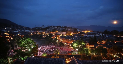Photo taken on June 23, 2013 shows the evening scenery of the Old Town of Lijiang, southwest China's Yunnan Province. Lijiang has entered the peak tourism season with the coming of the summer. (Xinhua/Liang Zhiqiang) 