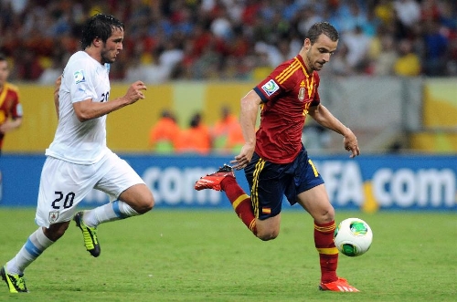 Spain's Roberto Soldado (R) vies for the ball with Alvaro Gonzalez of Uruguay during the FIFA's Confederation Cup Brazil 2013 match, held at Arena Pernambuco Stadium, in Recife, Brazil, on June 16, 2013. Spain won 2-1. (Xinhua/Nicolas Celaya)
