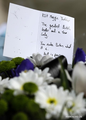 A card to pay tributes is seen outside the residence of Baroness Thatcher in No.73 Chester Square in London, Britain, on April 8, 2013. Former British Prime Minister Margaret Thatcher died at the age of 87 after suffering a stroke, her spokesman announced Monday. (Xinhua/Wang Lili) 