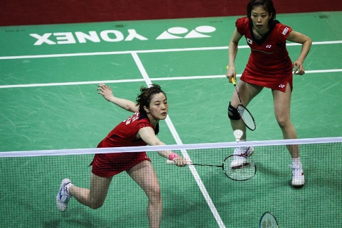Miyuki Maeda (L) and Satoko Suetsuna of Japan return a ball against Christinna Petersen and Kamilla Rytter Juhl of Denmark during the women's doubles final of the 2013 India Open badminton tournament in New Delhi, capital of India, April 28, 2013. Miyuki Maeda and Satoko Suetsuna won the championship 2-1. (Xinhua/Zheng Huansong) 