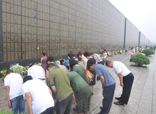 Citizens bow in front of the memorial wall bearing names of victims of the 1976 earthquake in Tangshan, North China's Hebei Province, July 28, 2012. Saturday marked the 36th anniversary of the Tangshan earthquake. Tangshan lost 240,000 lives to a devastating 7.8-magnitude earthquake on July 28, 1976, which was believed to be one of the deadliest natural disasters of the 20th century. Photo: Xinhua