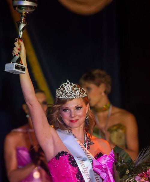 Nikolett Molnar of Hungary celebrates her victory in the Miss Poledance Hungary competition in Budapest, Hungary on September 22, 2012. Photo: Xinhua

