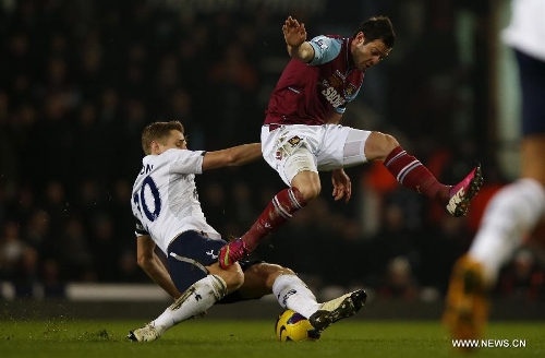Michael Dawson (L) of Tottenham Hotspur vies with Matthew Jarvis of West Ham United during their Barclays Premier League match at the Boleyn Ground, Upton Park, in London, Britain on February 25, 2013. Tottenham Hotspur won 3-2 and lift into third in the table. (Xinhua/Wang Lili)  