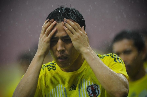 Japanese football player Makoto Hasebe participates in a training session at the Arena Pernambuco Stadium, in Recife, Brazil, on June 18, 2013. Japan will face Italy on Wednesday in its second match during the the FIFA Confederations Cup Brazil 2013. (Xinhua/Weng Xinyang) 