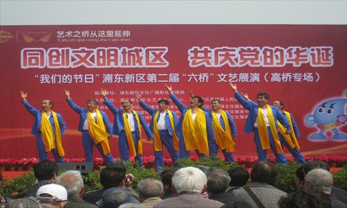 Performance of Shanghai dockers' work songs Photo: Tangqiao Cultural Center 