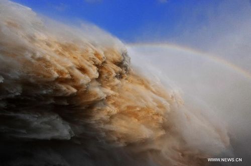 Flood water is released from spillways of the Three Gorges Dam, situated on the Yangtze River, in Yichang, Central China's Hubei Province, July 25, 2012. The biggest flood peak in nine years smoothly passed the Three Gorges Dam as the water inflow into the dam receded on Wednesday morning. Photo: Xinhua