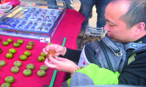 A buyer compares two walnuts he just gambled on.  
Photos: Yin Lu/GT

