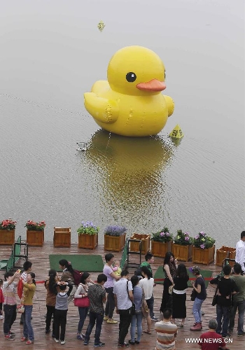 Photo taken on June 1, 2013 shows a mini rubber duck floating on a lake in the Hannan District of Wuhan, capital of central China's Hubei Province. The duck, made by a property company, is a mini copy of the huge rubber duck which appeared in Hong Kong, south China, on May 2. (Xinhua)&nbsp; 