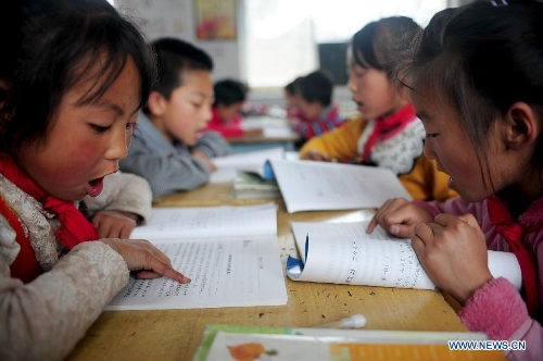 Students of the Hejiabao Central Primary School read during a trial class for the leapfrog education model in Dangchang County, northwest China's Gansu Province, May 27, 2013. The program, aimed at exploring a new education model and starting from 2011, has been carried out in 101 classes of 25 schools, covering about 4,000 students and 102 teachers. (Xinhua/Zhang Meng)