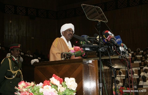 Sudanese President Omar al-Bashir addresses the new session of the Sudanese National Assembly in Khartoum, Sudan, on April 1, 2013. Sudanese President Omar al-Bashir on Monday issued a decision to release all political detainees to prepare the atmosphere for national dialogue among political forces in the country. (Xinhua/Mohammed Babiker)