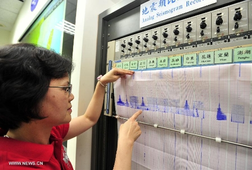 Lu Pei-ling, deputy director of the Taiwan Seismological Center, reviews the data of the Nantou quake, in Taipei, southeast China's Taiwan, June 2, 2013. A 6.7-magnitude quake jolted Nantou County in the central Taiwan Island Sunday afternoon, with no casualties reported. (Xinhua/Wu Ching-teng) 