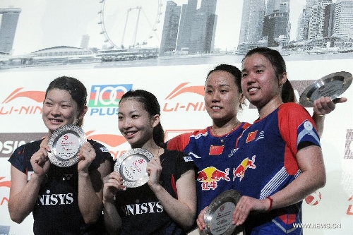 Zhao Yunlei (2nd R) and Tian Qing (R) of China pose during the victory ceremony after winning their women's doubles finals against Misaki Matsutomo (2nd L)and Ayaka Takahashi (L) of Japan in the Singapore Open badminton tournament in Singapore, June 23, 2013. Zhao Yunlei and Tian Qing won 2-0. (Xinhua/Then Chih Wey) 
