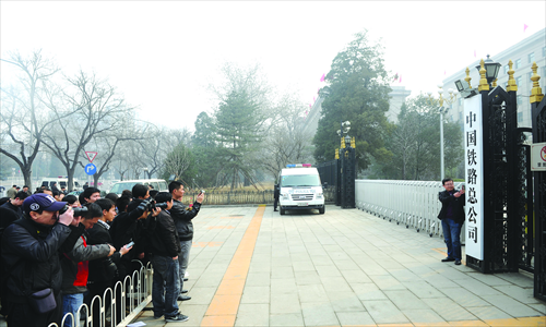 4. Police were dispatched to the scene to keep order among visitors queuing for photos. 