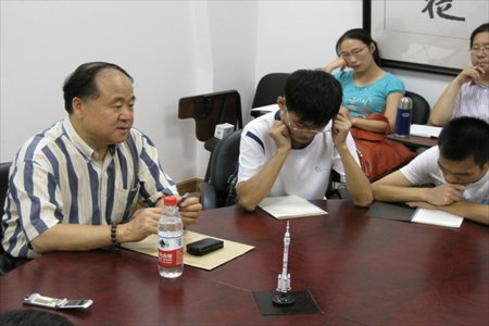 Nobel laureate Mo Yan talks to creative writing students at Fudan University. Photos: Courtesy of Wang Hongtu
