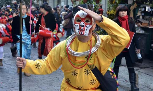 People take part in a parade celebrating the Chinese Lunar New Year in Milan, Italy, on February 10, 2013. Photo: Xinhua