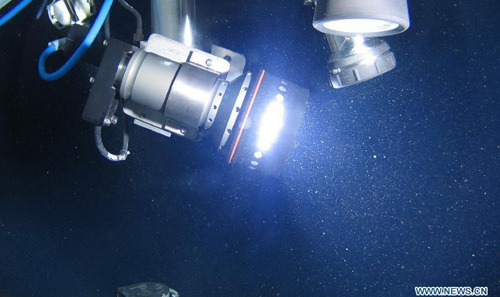 Photo taken onboard China's manned submersible Jiaolong on June 27, 2012 shows the environment underwater at the Mariana Trench in the Pacific Ocean. Submersible Jiaolong set a new national dive record on Wednesday after reaching 7,062 meters below sea level during its fifth dive into the Mariana Trench. The Jiaolong got three water samples, two sediment samples and one organism sample, placed a marker, and made several experiments on the sea floor 7,062 meters deep from the sea surface. Photo: Xinhua/China Ocean Mineral Resources Research and development Association