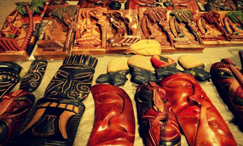 Local art for sale at Beira Mar market  Photo:Angela Corrias 