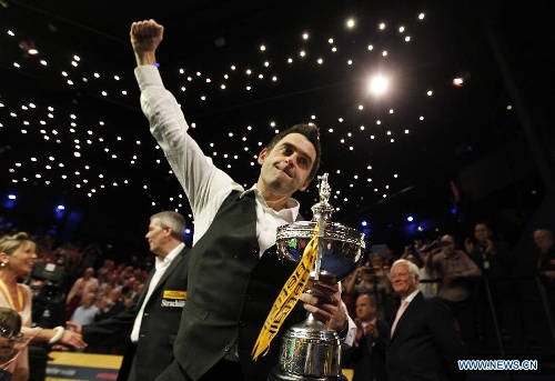 Ronnie O'Sullivan of England celebrates during the awarding ceremony for 2013 World Snooker Championship at the Crucible Theatre in Sheffield, Britain, May 6, 2013. Ronnie O'Sullivan sealed his fifth world title by defeating Barry Hawkins of England with 18-12 in the final. (Xinhua/Wang Lili) 