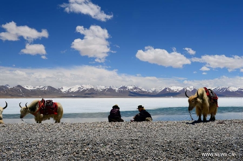 Photo taken on May 12, 2013 shows the scenery of the lake Nam Co located at the boundary of Damxung and Baingoin counties, southwest China's Tibet Autonomous Region. Lake Nam Co, the highest saltwater lake of the world at 4,718 meters above the sea level, is regarded as a sacred lake in Tibetan Buddhism. (Xinhua/Chen Tianhu)  