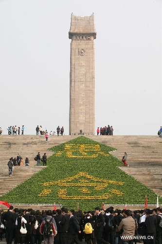 Visitors pay respect to a monument at Yuhuatai Martyr Cemetery in Nanjing, capital of east China's Jiangsu Province, March 30, 2013. Various memorial ceremonies were held across the country to pay respect to martyrs ahead of the Qingming Festival, or Tomb Sweeping Day, which falls on April 4 this year. (Xinhua) 