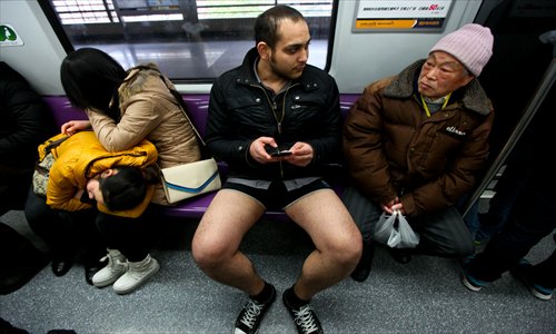 A pants-less passenger checks out the reactions of the travelers around him. Photo: Cai Xianmin/GT