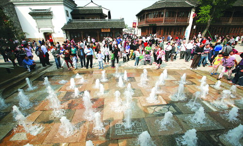 A tourist site in Nanjing, East China's Jiangsu Province overwhelmed by crowds during this year's National Day holidays, an indication of the country's increasing consumption in the tourism sector. Photo: CFP