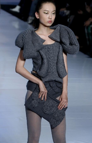 A model presents a creation designed by Peng Jinwen, a student of the Modern Art College of Jianghan University, during a contest of New Designers Award in Beijing, capital of China, April 28, 2013. (Xinhua/Li Mingfang) 