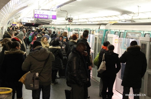 Photo taken on March 12, 2013 shows the crowd in the subway in Paris, capital of France. According to Meteo France, the country's weather agency, two departments were put under red alert and 27 others including Paris and suburbs under orange alert on predicted heavy snowfall till Wedenesday morning. (Xinhua/Zheng Bin)&nbsp; 