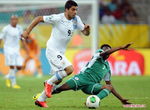 Nigeria's Ahmed Musa (R) vies for the ball with Luis Suarez of Uruguay during the FIFA's Confederations Cup Brazil 2013 match in Salvador, Brazil, on June 20, 2013. Uruguay won 2-1. (Xinhua/Nicolas Celaya)&nbsp; 