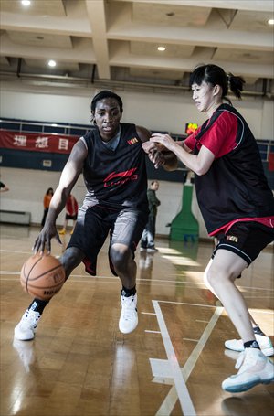 American basketball star Sophia Young joined WCBA champions Beijing Great Wall during the WNBA off-season, but the team has made a sluggish start to its title defense. Photo: Li Hao/GT
