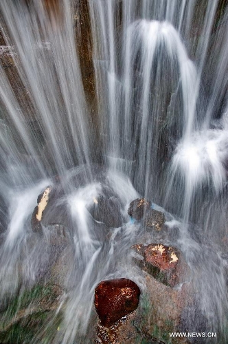 Photo taken on Feb. 1, 2013 shows the scenery of the Baofeng Lake scenic spot in Zhangjiajie City, central China's Hunan Province. (Xinhua/Feng Jun) 