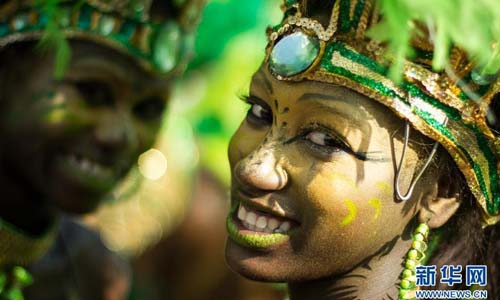 Performers participate in the carnival in Barranquilla, Colombia, February 10, 2013. Photo: Xinhua