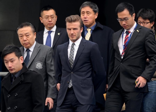 British soccer player David Beckham (C) visits the Beijing Guo'an Soccer Club in Beijing, capital of China, on March 21, 2013. Beckham visited the club as the ambassador for the youth football program in China and the Chinese Super League Thursday. (Xinhua/Gong Lei) 