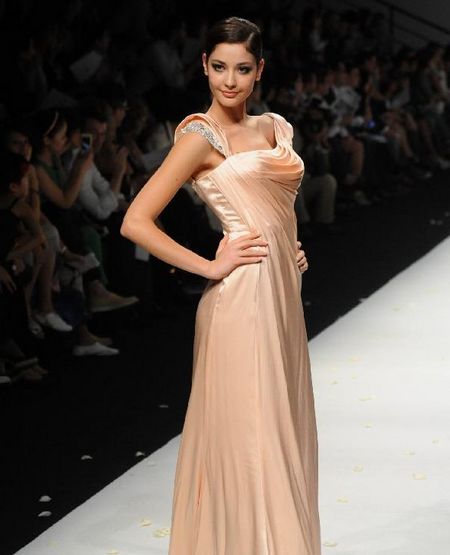 A model presents a creation at the Aolisha wedding dress show during the Shanghai fashion week in Shanghai, East China, October 21, 2012. Photo: Xinhua