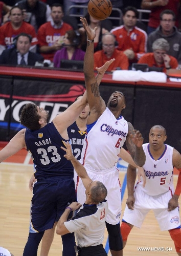 Memphis Grizzlies' Marc Gasol (Top, L) vies with Los Angeles' DeAndre Jordan (Top, R) during Game 5 of their Western Conference Quarterfinals Clippers of the 2013 NBA Playoffs in Los Angeles, the United States, April 30, 2013. Grizzlies beat Clippers 103-93 to take a 3-2 lead in their series Tuesday. (Xinhua/Yang Lei) 