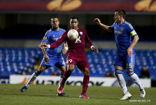 Rubin Kazan's Salomon Rondon (C) controls the ball during the UEFA Europa League quarter-final first leg football match against Chelsea in London, capital of Britain, on April 4, 2013. Chelsea won the match 3-1. (Xinhua/Tang Shi) 