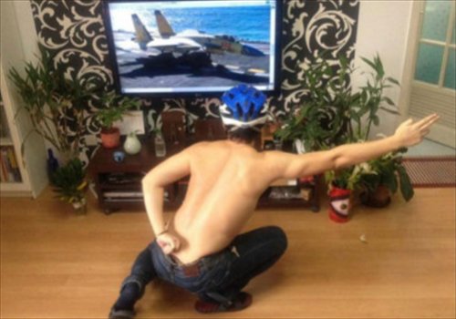 Many Chinese Web users pose for photos of themselves imitating air traffic ground control workers. The trend came in the excitement that followed Chinese media reports of the successful takeoffs and landings of China's home-made fighters on the Liaoning, China's first aircraft carrier. Photo: CFP, Weibo 