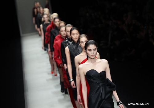 Models present creations by designer Shiatzy Chen from China's Taiwan as part of her Fall-Winter 2013/2014 women's ready-to-wear fashion collection during Paris Fashion Week, in Paris, France, March 5, 2013. (Xinhua/Gao Jing) 