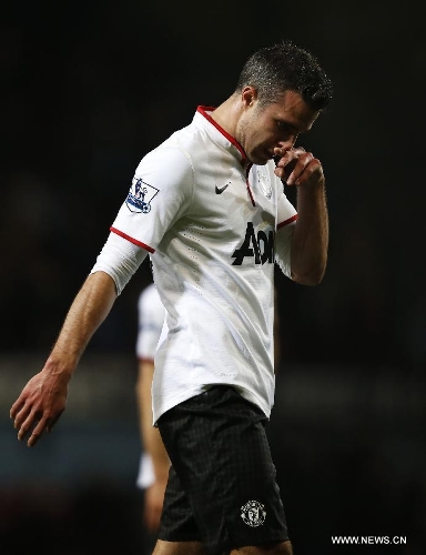 Robin van Persie of Manchester United leaves the pitch after the Barclays Premier League match between West Ham United and Manchester United at Upton Park in London, Britain, on April 17, 2013. The match ended with a 2-2 draw. (Xinhua/Wang Lili) 