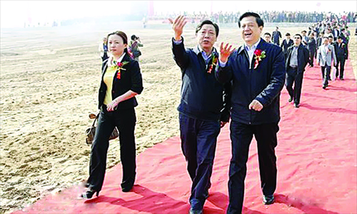 Pictures that show officials walking on a 100-meter-long red carpet at an inauguration ceremony of a reservoir in Zhengzhou, Henan Province, on October 18 have drawn criticism that the local officials are wasting taxpayers' money. Photo: bbs.gscn.com.cn