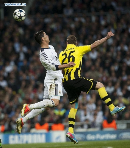 Real Madrid's Cristiano Ronaldo (L) vies with Borussian Dortmund's Lukasz Piszczek during the UEFA Champions League semi-final second leg football match in Madrid, capital of Spain, April 30, 2013. Borussia Dortmund qualified for the Champions League final, beating Real Madrid 4-3 on aggregate despite a 2-0 loss Tuesday. (Xinhua/Xie Haining) 