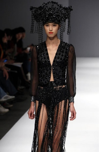 &nbsp;A model presents a creation designed by students from the Sino-French Institute of Fashion Designer in Shanghai University of Engineering Science during the first China Graduate Fashion Week in Beijing, capital of China, April 24, 2013. A total of 610 graduate students of fashion from 22 colleges will present their designs during the five-day event which kicked off on Wednesday. (Xinhua/Li Mingfang) 