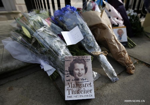 Floral tributes and a book are seen outside the residence of Baroness Thatcher in No.73 Chester Square in London, Britain, on April 8, 2013. Former British Prime Minister Margaret Thatcher died at the age of 87 after suffering a stroke, her spokesman announced Monday. (Xinhua/Wang Lili) 