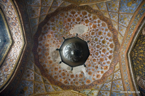 Photo taken on March 24, 2013 shows the interior view of Mughal Emperor Akbar's tomb in Agra, India. The tomb of Mughal Emperor Akbar, built from 1605 to 1613, is in the Mughal style combining designs of Islamic, Persian and Hindu. (Xinhua/Tumpa Mondal) 