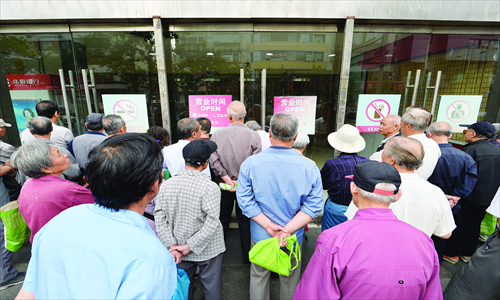 People queue to buy vegetables Wednesday outside a supermarket in Taiyuan, North China's Shanxi Province. The Taiyuan government offered a 10 million yuan ($1.63 million) subsidy to offer four types of vegetables at no more than 2 yuan per kilogram to local people. Photo: CFP