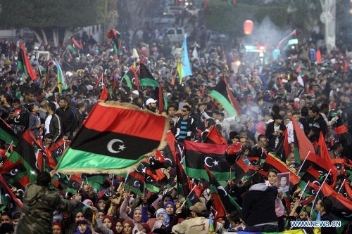 &nbsp;People gather to enjoy the fireworks during a celebration for the second anniversary of the Libyan uprising at the Martyrs' Square in Tripoli on Feb. 17, 2013. (Xinhua/Hamza Turkia) 