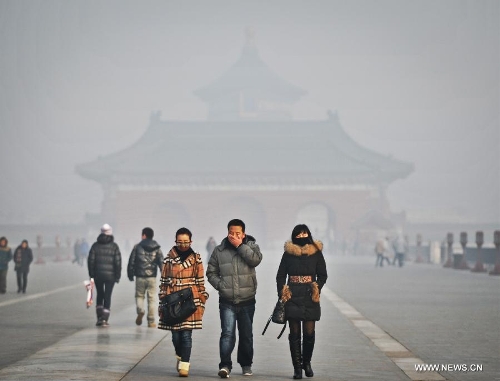 &nbsp;Visitors walk at the fog-enveloped Temple of Heaven in Beijing, capital of China, Jan. 12, 2013. Heavy fog hit Beijing on Saturday. (Xinhua/Li Wen)&nbsp;
